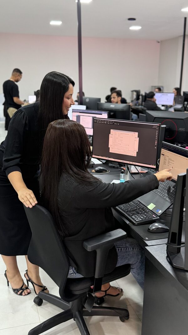 Colaboradoras da Contaxx analisando dados fiscais no computador